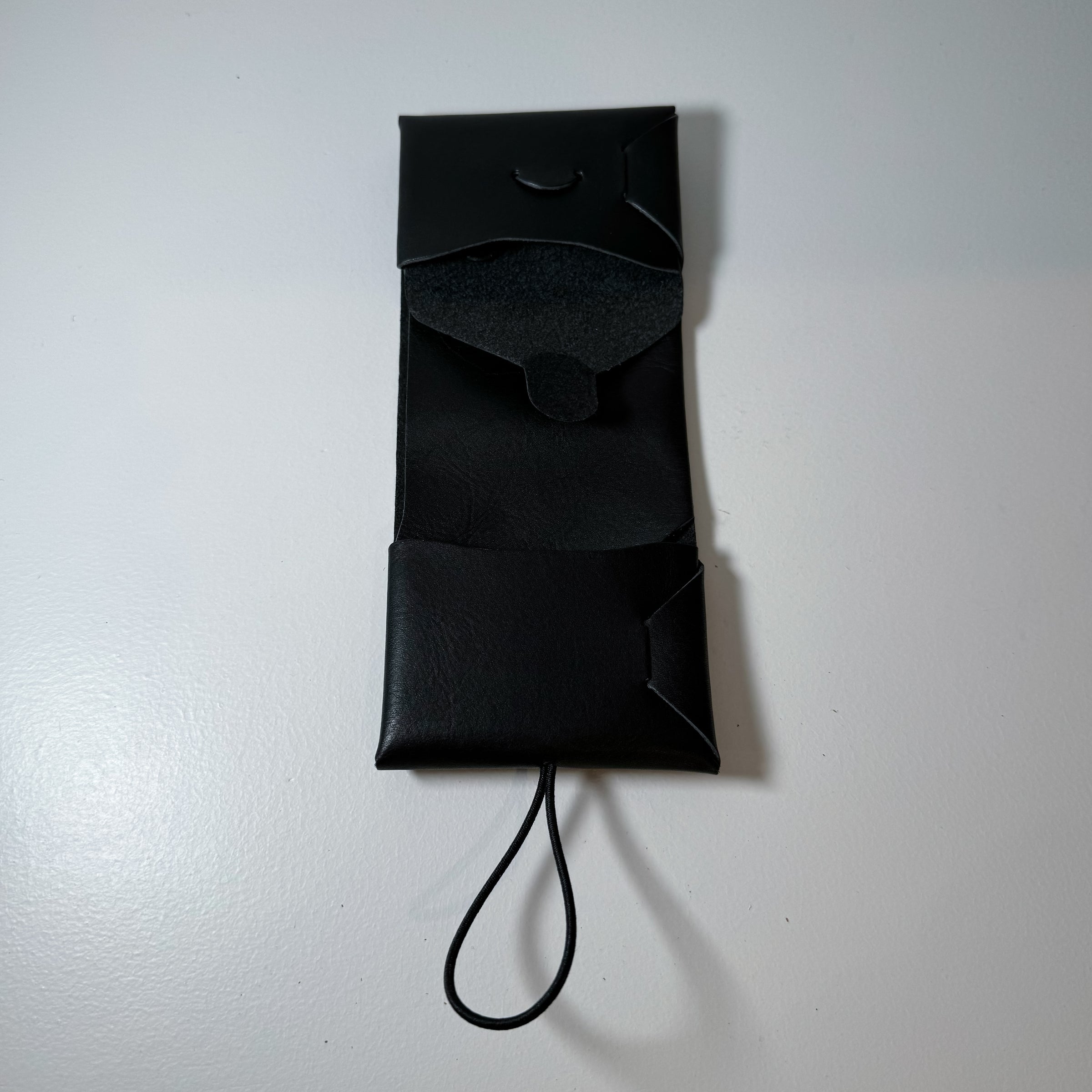 イロセ　 コンパクト財布 黒 SEAMLESS COMPACT WALLET シームレスコンパクトウォレット